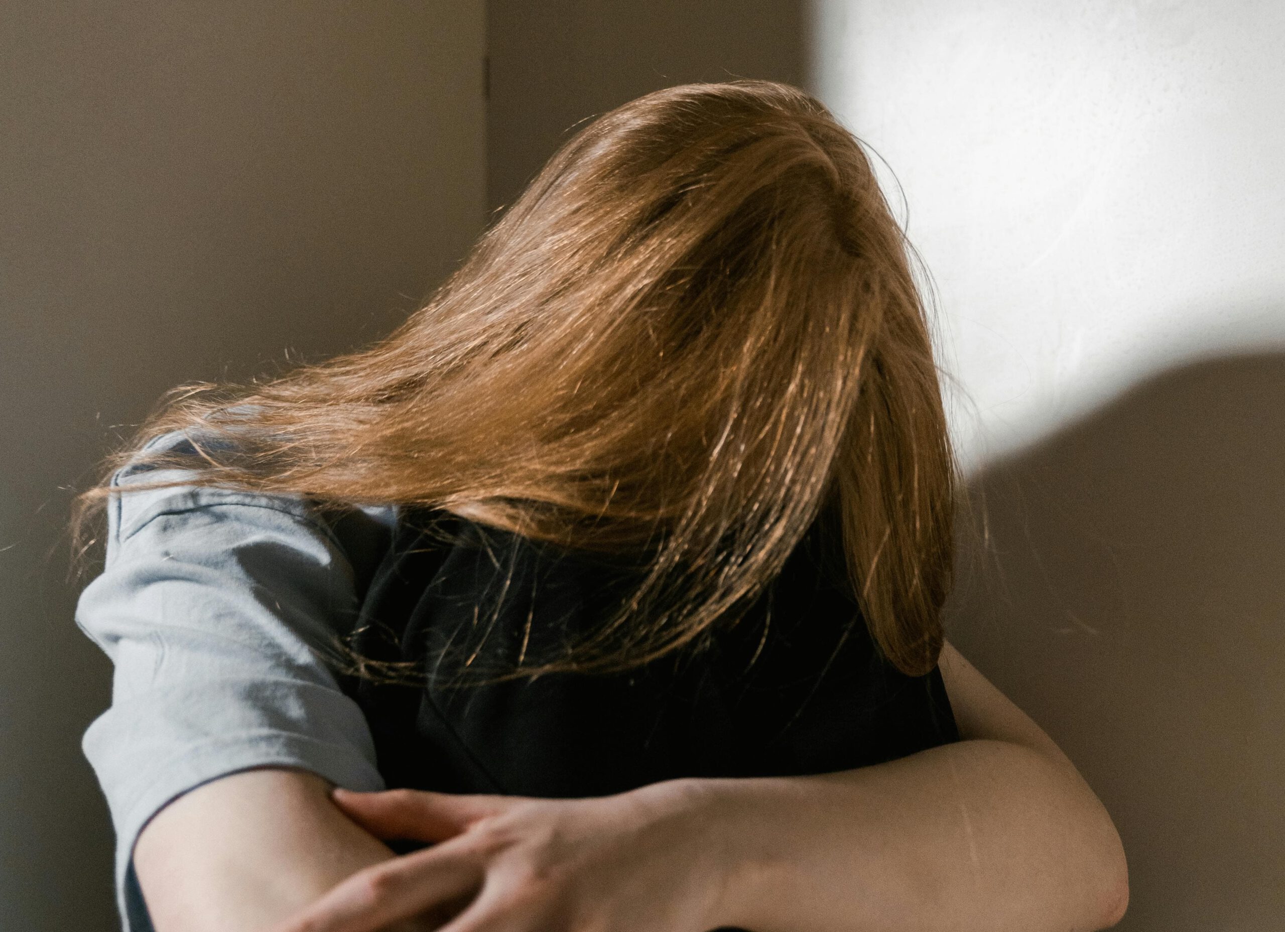 Personne qui a peur, recroquevillée sur elle-même